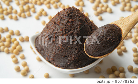 赤みそと原料の大豆・日本の発酵調味料 96778362