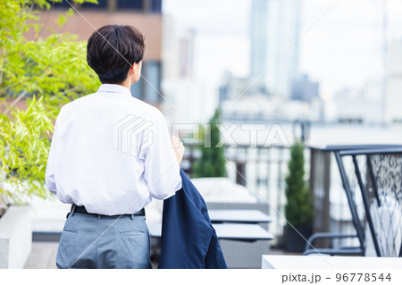 後ろ姿の男性 撮影協力:WEEK芝大門(サンフロンティア不動産) 後ろ姿の男性 撮影協力:WEEK芝大門(サンフロンティア不動産) 96778544