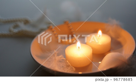 温かいキャンドルの炎と白い羽　聖夜のイメージ 96778685