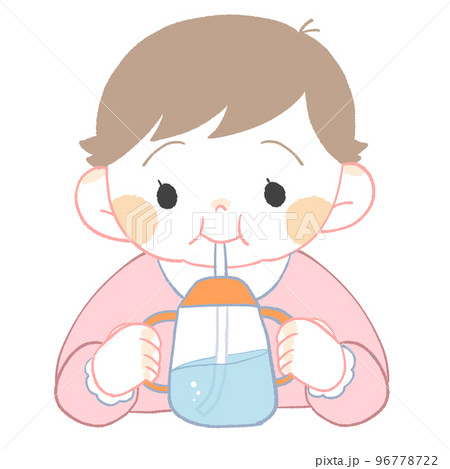 ストローマグで水を飲む赤ちゃん（女の子） 96778722