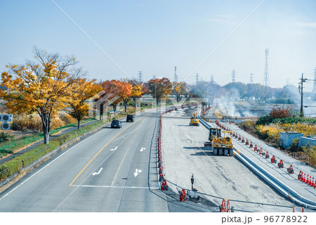 幹線道路の車線を増やす工事 国道17号上武道路上り方向の俯瞰 2022.11　c-4 クールカラー 96778922