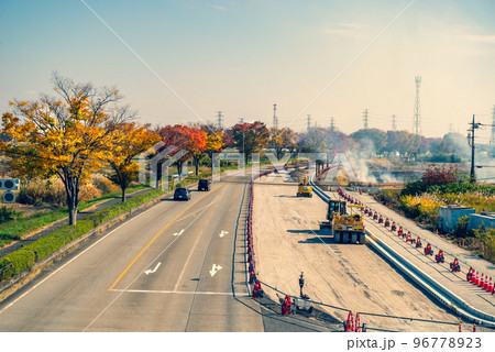 幹線道路の車線を増やす工事 国道17号上武道路上り方向の俯瞰 2022.11　c-5 暖色加味 96778923