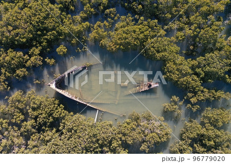 森の中の沈没船 96779020