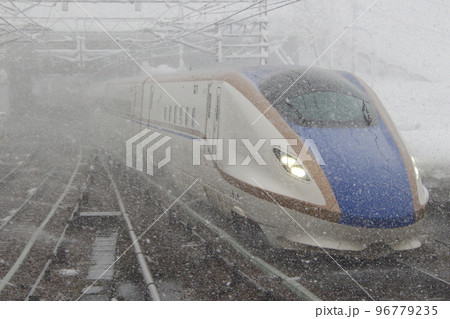 吹雪く新潟県内を行く上越新幹線E7系 96779235