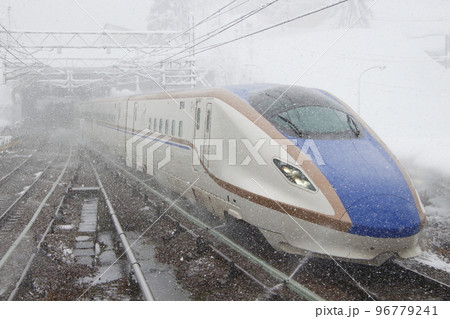 吹雪く新潟県内を行く上越新幹線E7系 96779241
