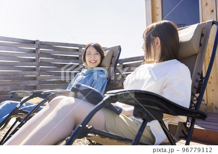 屋外サウナの前で外気浴をするサウナ女子 96779312