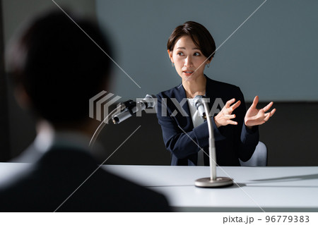 記者会見イメージ_女性経営者 記者会見イメージ_女性経営者 96779383