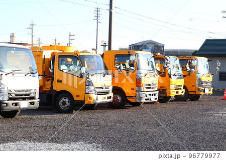 高圧洗浄車とトラックが勢ぞろいして停まっている様子 96779977