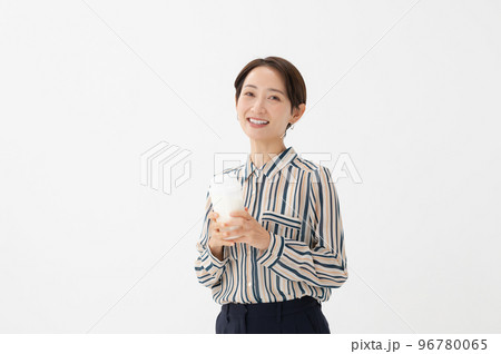 牛乳を飲む女性　プロテイン　健康 96780065