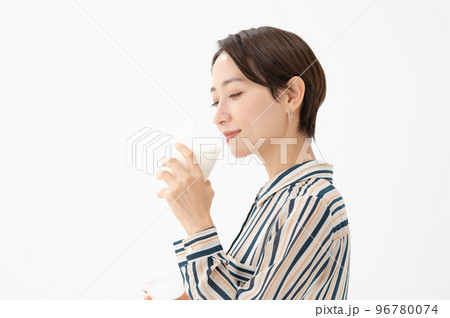 牛乳を飲む女性 プロテイン 健康 牛乳を飲む女性 プロテイン 健康 96780074