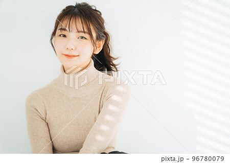 タートルネックのニットを着た女性 96780079