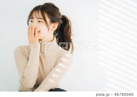 タートルネックのニットを着た笑顔の女性 タートルネックのニットを着た笑顔の女性 96780080