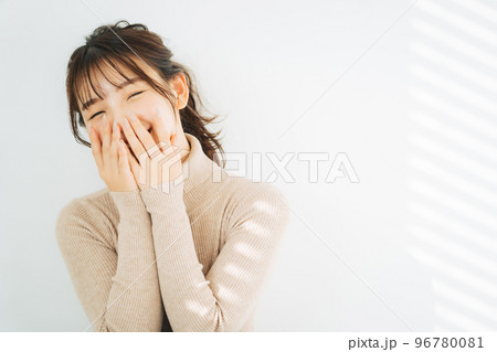 爆笑する女性 爆笑する女性 96780081