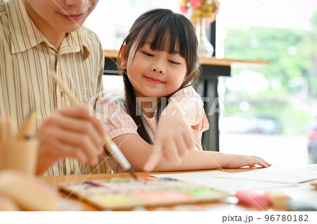 Happy asian girl enjoying painting watercolor with her dad at the kid art workshop 96780182