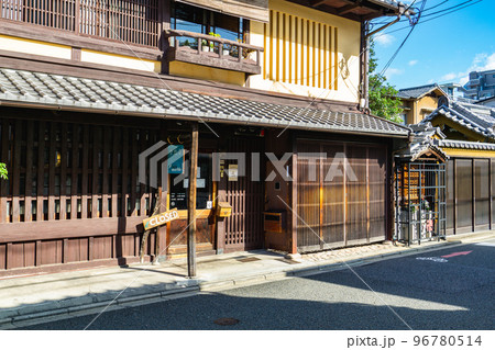 京都市下京区の仏光寺通界隈の街並み 京都市下京区の仏光寺通界隈の街並み 96780514