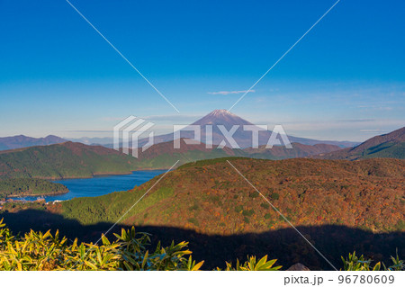 （神奈川県）晩秋の箱根大観山から望む、富士山 96780609
