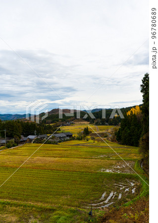 山間地の収穫を終えた水田と曇り空の風景|田舎イメージ 山間地の収穫を終えた水田と曇り空の風景|田舎イメージ 96780689