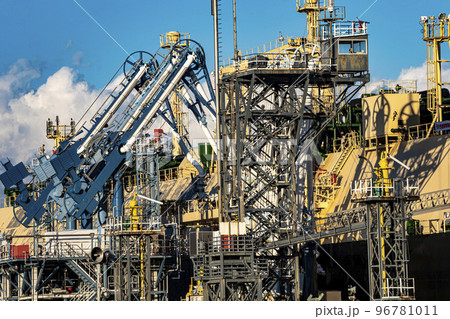 LPGタンカーが清水港でアンローディングアームを使って荷揚げする風景 LPGタンカーが清水港でアンローディングアームを使って荷揚げする風景 96781011