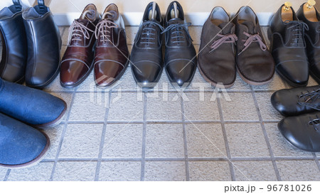 玄関に並んだ靴 玄関に並んだ靴 96781026
