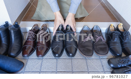 玄関で靴を並べる・整理整頓する人 96781027