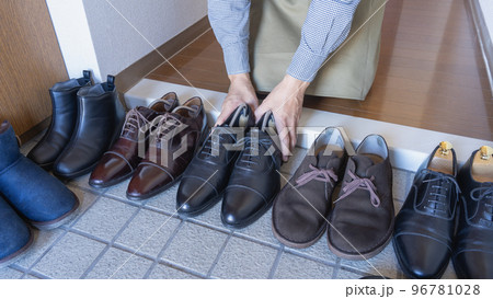 玄関で靴を並べる・整理整頓する人 96781028