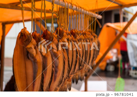 観光名所の輪島朝市でカレイの干物を干す出店の風景｜石川県輪島市 96781041