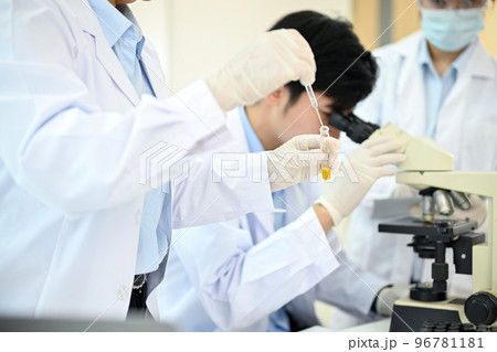 cropped, a professional Asian scientist team is concentrating on their medical experiment 96781181