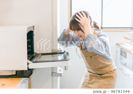 料理が苦手で電子レンジで失敗した主婦のアジア人女性 96781349