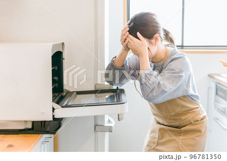 料理を失敗する若年性認知症・物忘れ・健忘症に悩む主婦のアジア人女性 料理を失敗する若年性認知症・物忘れ・健忘症に悩む主婦のアジア人女性 96781350