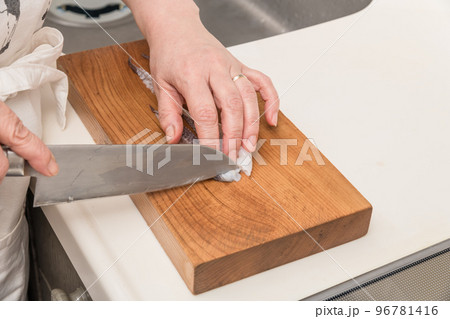 【ミドル主婦がスルメイカをさばく　ゲソを切る】 96781416