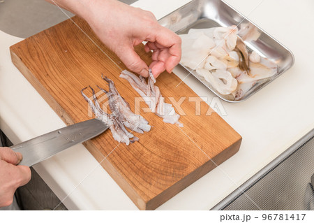 【ミドル主婦がスルメイカをさばく　ゲソを切る】 96781417