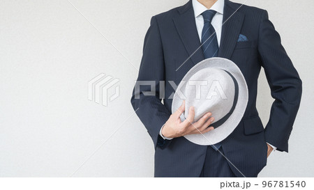 中折れ帽を持つスーツを着た男性 中折れ帽を持つスーツを着た男性 96781540