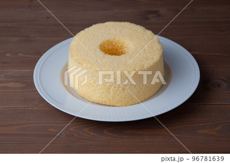 プレーンシフォンケーキ 木のテーブル 96781639