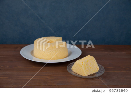 プレーンシフォンケーキ 木のテーブル 96781640