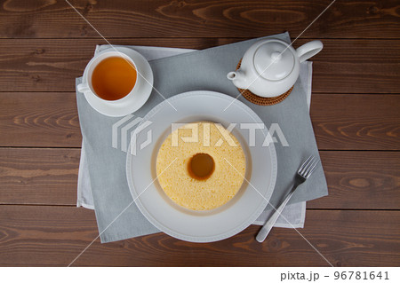 シフォンケーキと紅茶 セット 木のテーブル 96781641