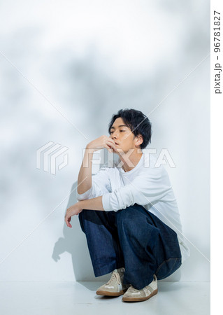 白いTシャツの男性 96781827