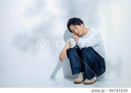 白いTシャツの男性 白いTシャツの男性 96781830