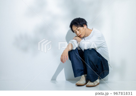 白いTシャツの男性 96781831