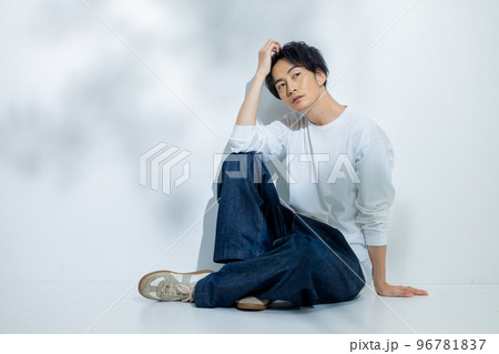 白いTシャツの男性 96781837