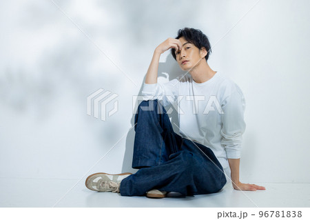 白いTシャツの男性 96781838