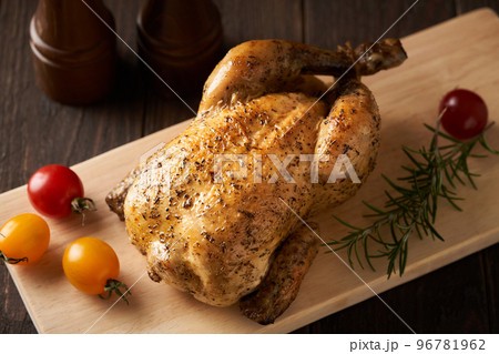 こんがり焼けたローストチキン 96781962