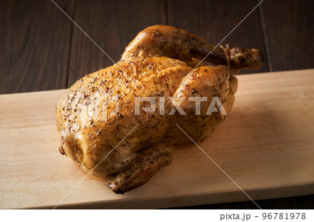 こんがり焼けたローストチキン 96781978