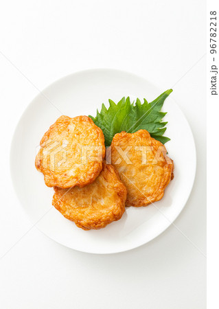 皿に乗った薩摩揚げ　白バック 96782218