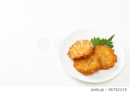 皿に乗った薩摩揚げ　白バック 96782219