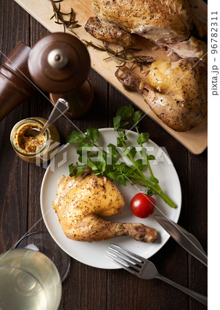 切り分けたローストチキン 96782311