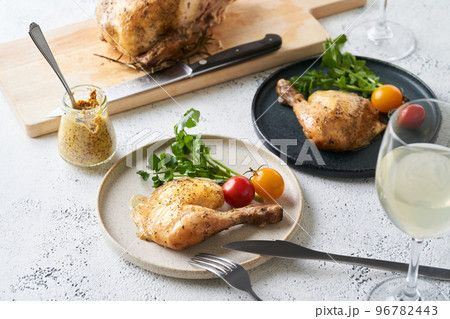 切り分けたローストチキン 切り分けたローストチキン 96782443