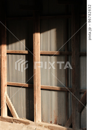 日本によくある昔の古びた田舎の倉庫 日本によくある昔の古びた田舎の倉庫 96782632