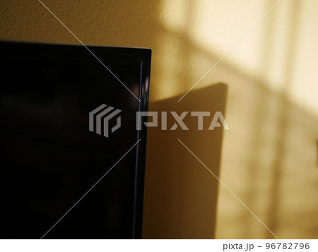 室内の風景 テレビと壁と影。日の光が差し込む室内。午後のひと時。コピースペースにピッタリ 室内の風景 テレビと壁と影。日の光が差し込む室内。午後のひと時。コピースペースにピッタリ 96782796