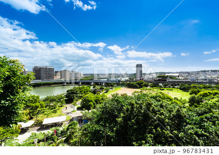 奥武山公園琉球八社 沖宮から見るゆいレールと国場川 96783431