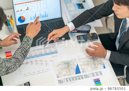 男性エンジニア　商圏分析　マーケティングリサーチ　ディベロッパー　俯瞰 96783501